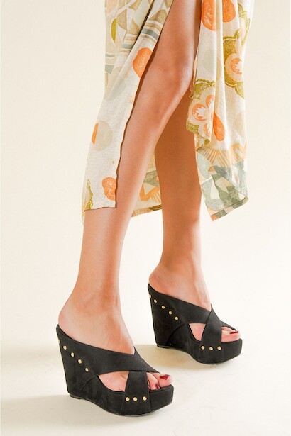 Kadın Gold Zımbalı Dolgu Topuklu Terlik  Siyah Süet 4