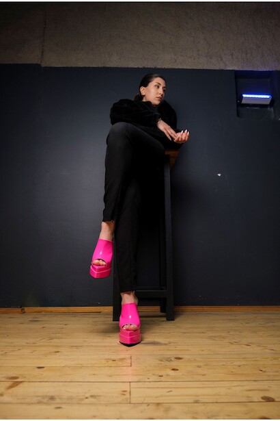 Kadın Çift Platform Tasarım Burnu Kapalı Yüksek Topuklu Terlik Farah Fuşya Rugan  4